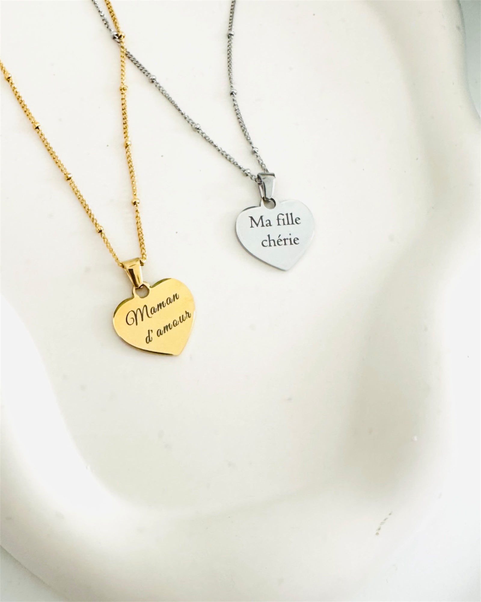  Cœur en acier doré avec gravure personnalisé Bijou élégant et unique, parfait comme cadeau symbolique pour un être cher.