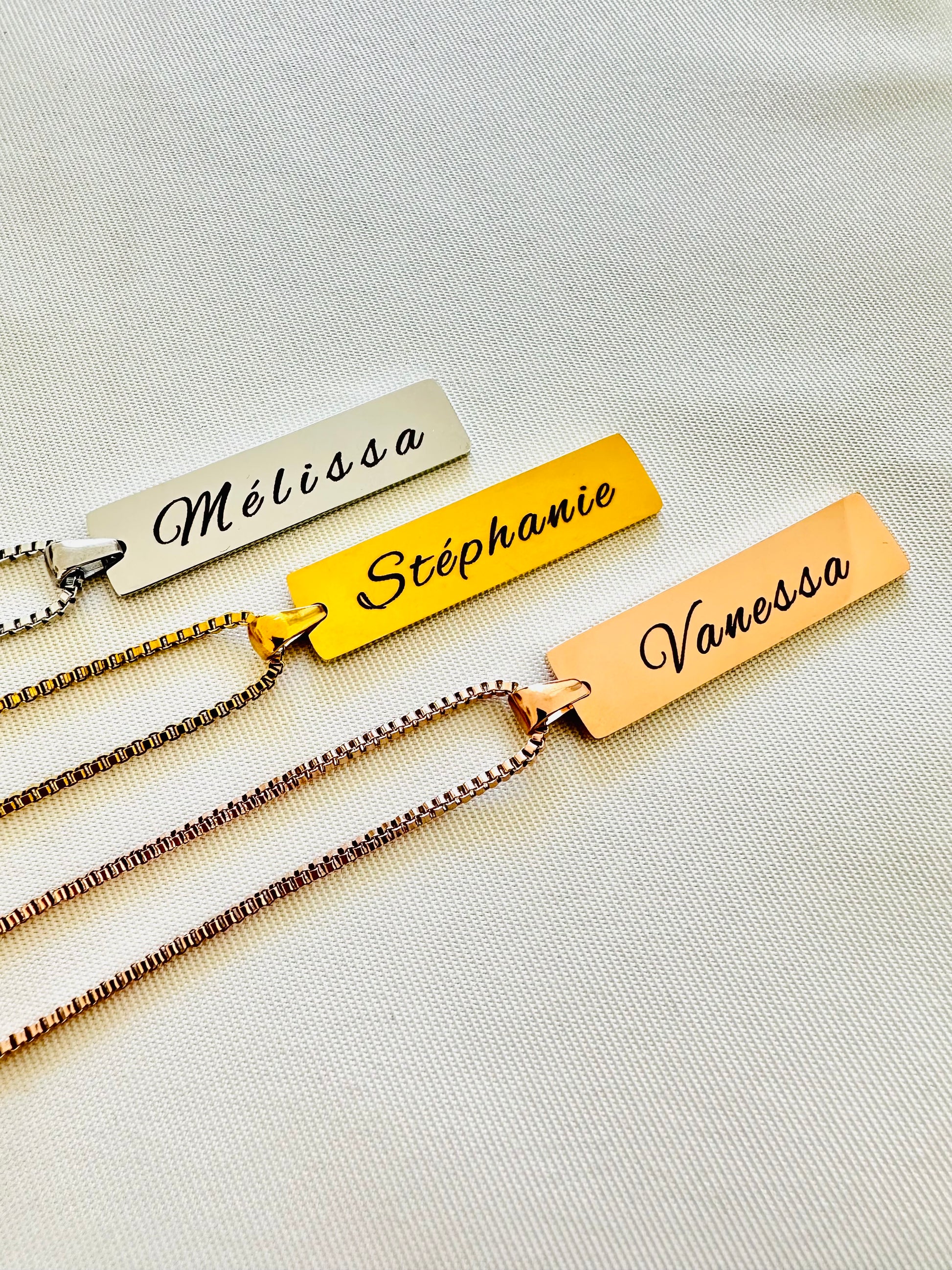 collier prénom personnalisé acier inoxydable mixte pendentif barre gravure homme femme jewelka 
