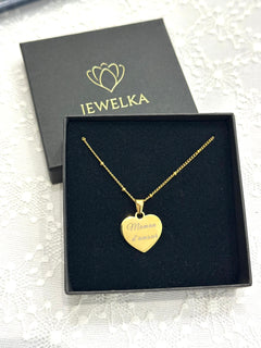 Cœur en acier doré avec gravure personnalisée. Bijou élégant et unique, parfait comme cadeau symbolique pour un être cher.

