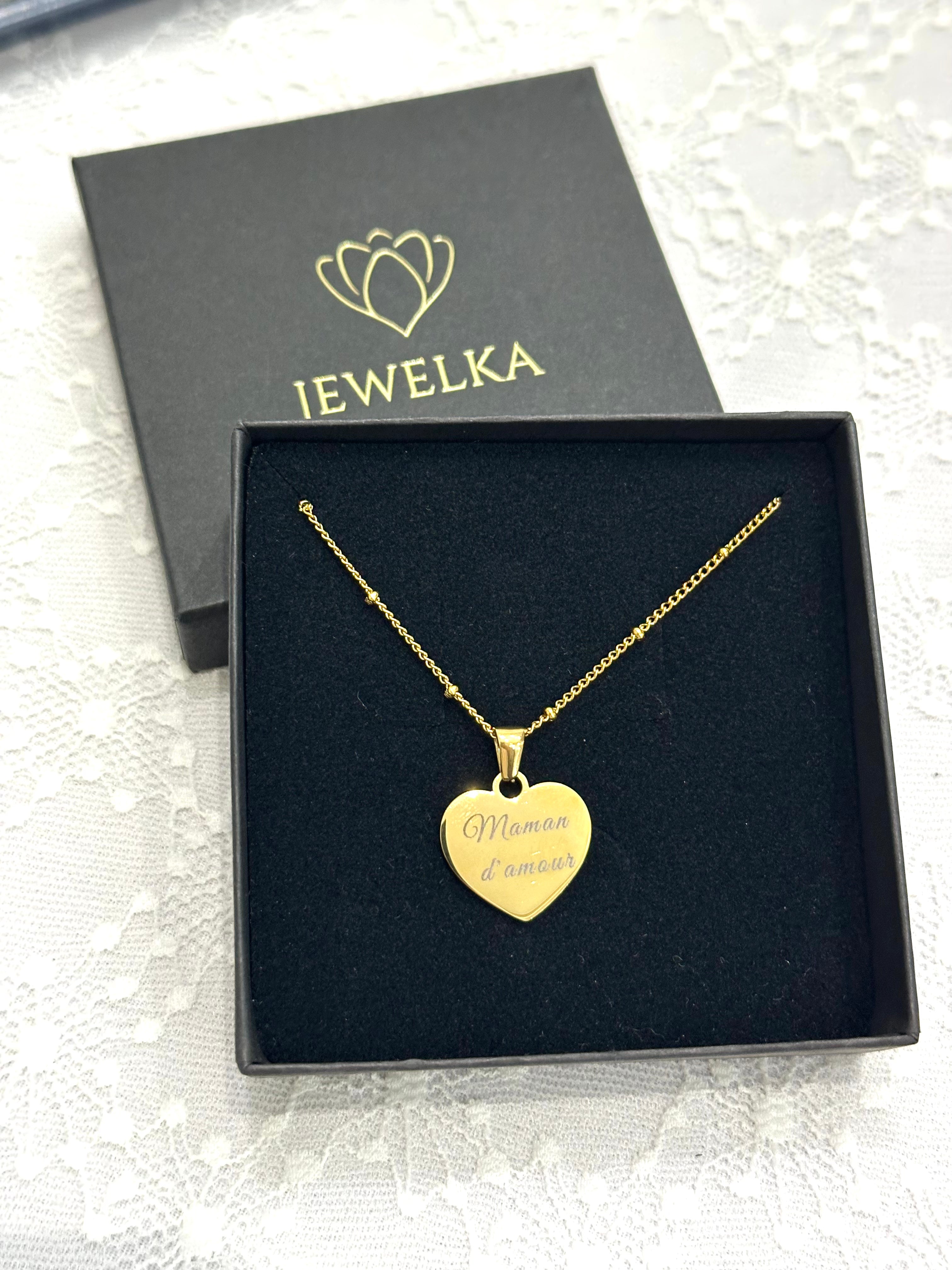 Cœur en acier doré avec gravure personnalisée. Bijou élégant et unique, parfait comme cadeau symbolique pour un être cher.
