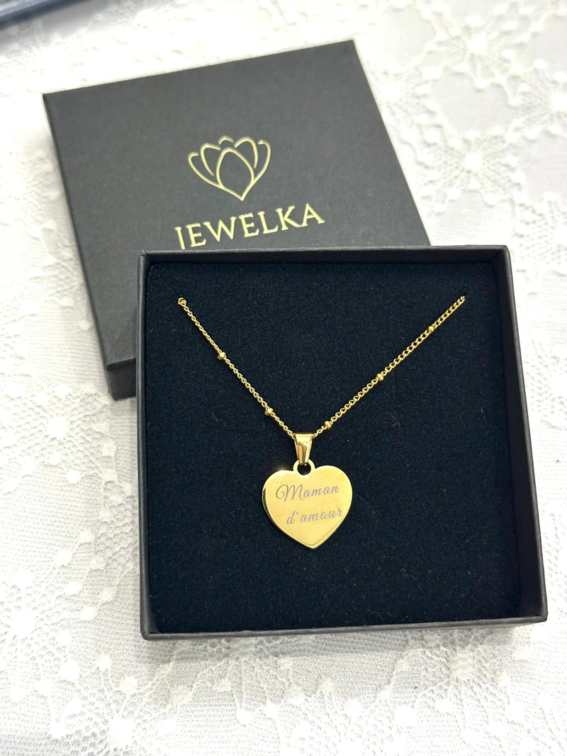 Cœur en acier doré avec gravure personnalisée. Bijou élégant et unique, parfait comme cadeau symbolique pour un être cher.
