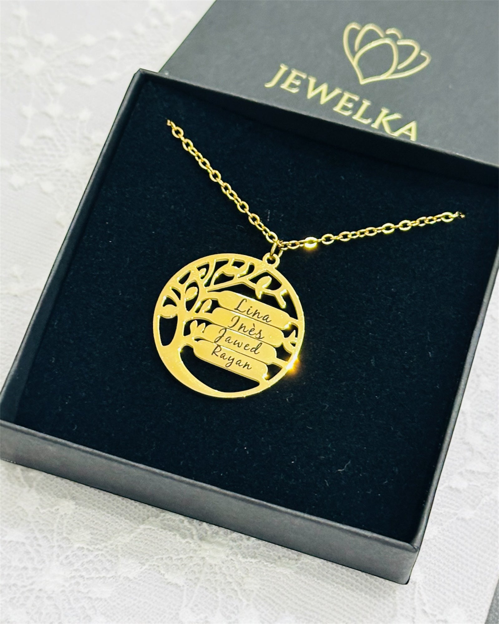 Collier arbre de vie en acier inoxydable doré, personnalisé avec gravure de 4 prénoms. Bijou élégant pour femme ou maman, parfait comme cadeau symbolique pour garder ses proches près de soi.
